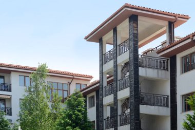 Merdiven ve balkonları olan güzel bir bina.