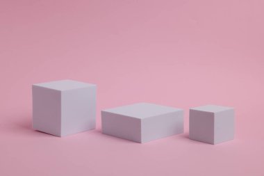 Ürün sunumu için sahne. Pembe arka planda farklı geometrik şekiller