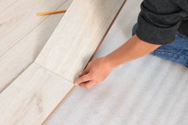 Profesyonel işçi yeni kaplama döşemeler kuruyor, kapatılıyor