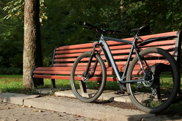 Vélo Moderne Près Banc Bois Extérieur Espace Pour Texte — Photo