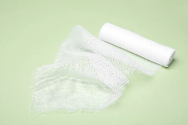 薄緑色の背景に白い医療包帯 — ストック写真
