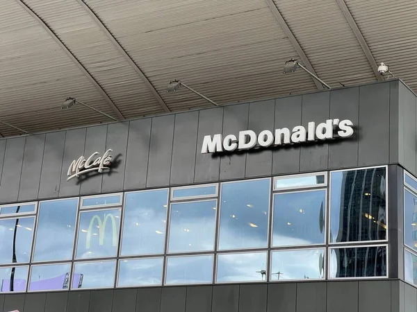 Варшава Польша Июля 2022 Года Торговый Центр Логотипами Mccafe Mcdonald — стоковое фото
