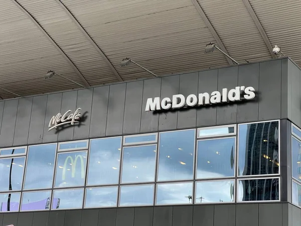 Warsaw Lengyelország 2022 Július Bevásárlóközpont Mccafe Val Mcdonald Logókkal Szabadban — Stock Fotó