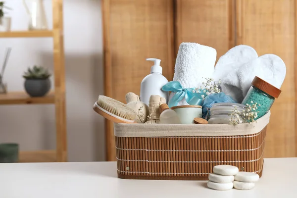 Ensemble Cadeau Spa Avec Différents Produits Sur Table Blanche Dans — Photo