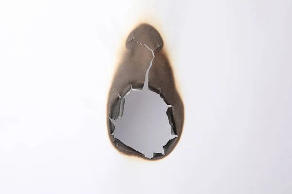 Verbranntes Loch Papier Auf Weißem Hintergrund — Stockfoto