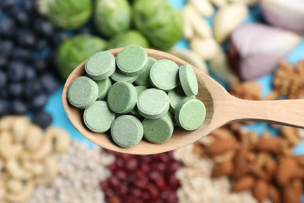 Houten Lepel Pillen Boven Voedsel Bovenaanzicht Prebiotische Supplementen — Stockfoto