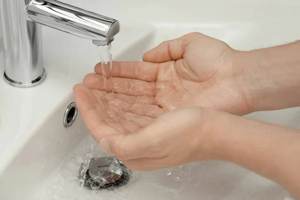 男子用水水龙头洗手在浴室 特写镜头 — 图库照片