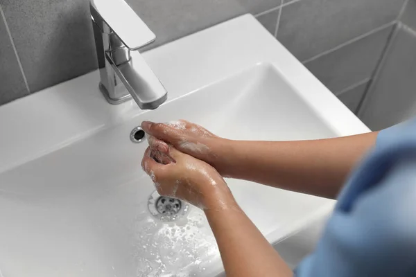 Läkare Tvätta Händerna Med Vatten Från Kranen Badrummet Ovan — Stockfoto