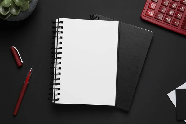 Composição Flat Lay Com Notebooks Elegantes Sobre Fundo Preto — Fotografia de Stock