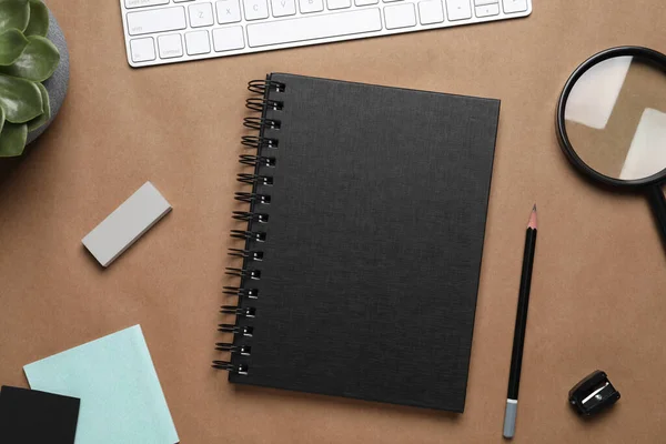 Composição Flat Lay Com Notebook Elegante Sobre Fundo Marrom — Fotografia de Stock