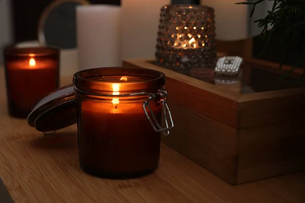 室内木制梳妆台上放蜡烛 — 图库照片