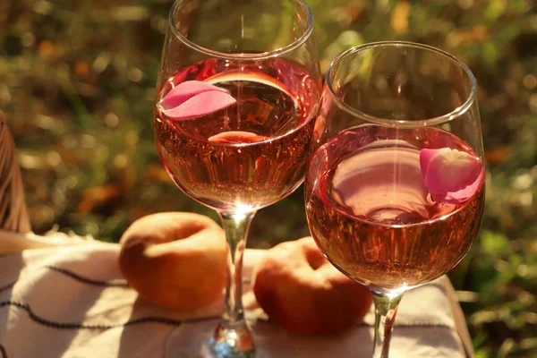 Ποτήρια Από Πεντανόστιμο Ροζέ Κρασί Πέταλα Και Ροδάκινα Λευκή Κουβέρτα — Φωτογραφία Αρχείου