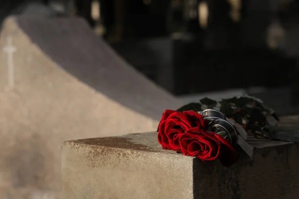 灰色の墓石の外の赤いバラ テキストのためのスペース — ストック写真