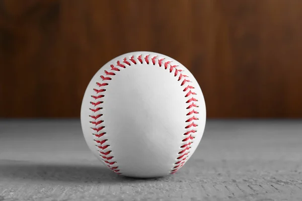 Honkbal Bal Grijze Houten Tafel Close Sportieve Uitrusting — Stockfoto