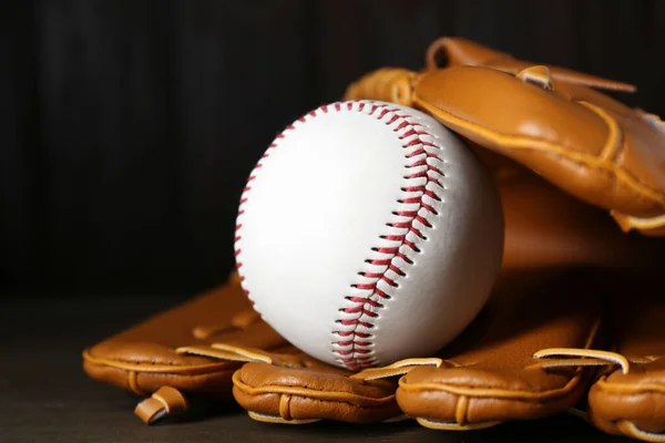 Skórzana Rękawica Baseballowa Piłką Drewnianym Stole Zbliżenie — Zdjęcie stockowe