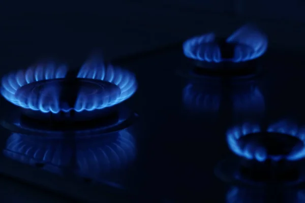 Gasbrännare Med Brinnande Blå Lågor Mörker — Stockfoto