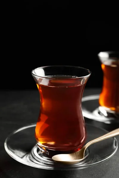 Okulary Tradycyjną Turecką Herbatą Czarnym Stole — Zdjęcie stockowe