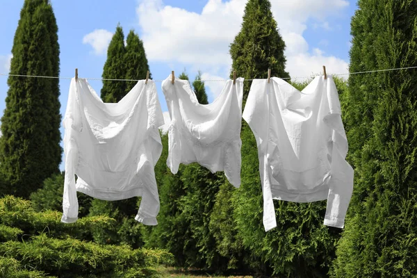 Schone Kleren Hangend Aan Waslijn Tuin Drooggoed — Stockfoto