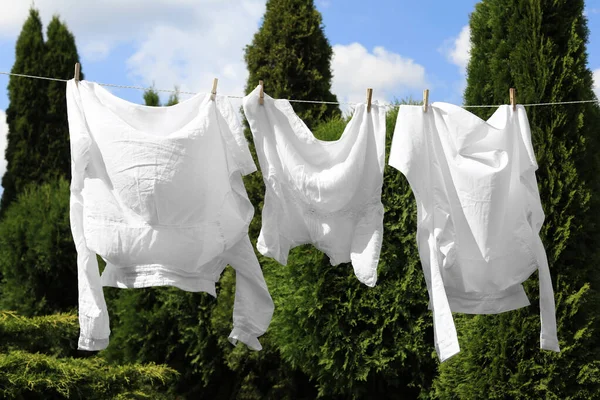 Czyste Ubrania Wiszące Myjni Ogrodzie Suszenie Prania — Zdjęcie stockowe