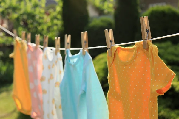 Clean Baby Onesies Hanging Washing Line Garden Closeup Drying Clothes — Zdjęcie stockowe