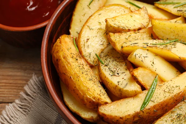 Batatas Assadas Deliciosas Com Especiarias Mesa Madeira Close — Fotografia de Stock