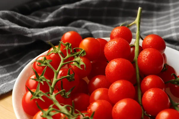 Prato Tomates Cereja Inteiros Maduros Com Gotas Água Mesa Close — Fotografia de Stock