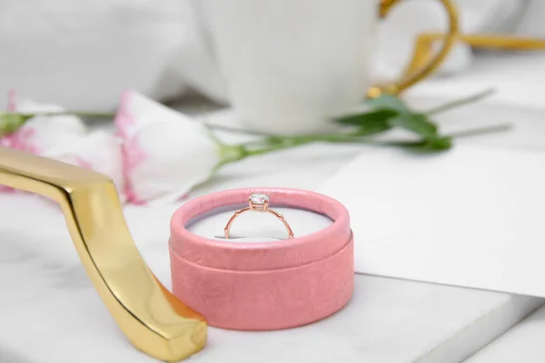 Güzel Nişan Yüzüğüyle Dolu Tepsi Beyaz Yatakta Yakın Plan — Stok fotoğraf