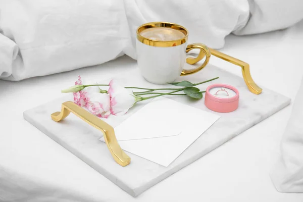 Tablett Mit Tasse Kaffee Blumen Und Wunderschönem Verlobungsring Box Auf — Stockfoto