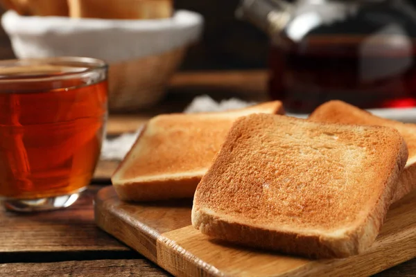 Kawałki Smacznego Tostowego Chleba Aromatycznej Herbaty Drewniany Stół Zbliżenie — Zdjęcie stockowe