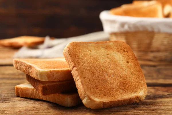 Kawałki Smacznego Tostowego Chleba Drewnianym Stole Zbliżenie — Zdjęcie stockowe