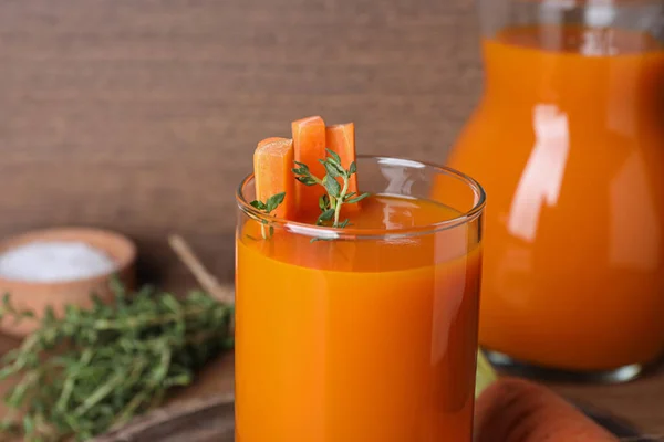 Свіжоспечений Морквяний Сік Склянці Столі Крупним Планом — стокове фото