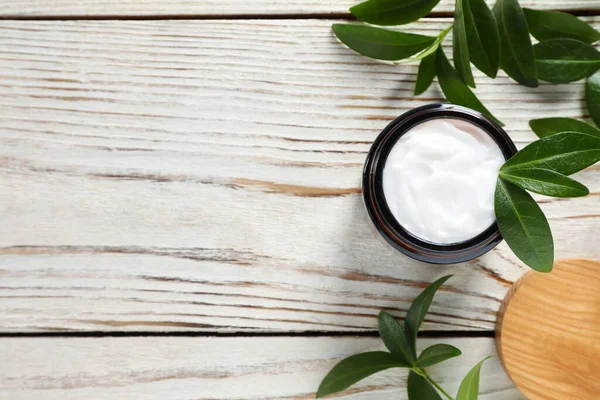 Potje Gezichtscrème Groene Bladeren Houten Tafel Plat Gelegd Ruimte Voor — Stockfoto