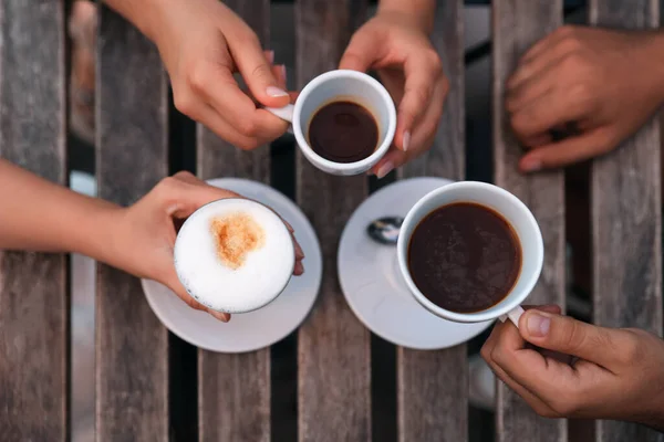 Amigos Bebendo Café Mesa Madeira Café Livre Vista Acima — Fotografia de Stock