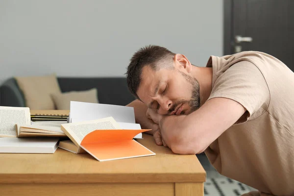 Hombre Cansado Durmiendo Entre Libros Mesa Madera Interior —  Fotos de Stock