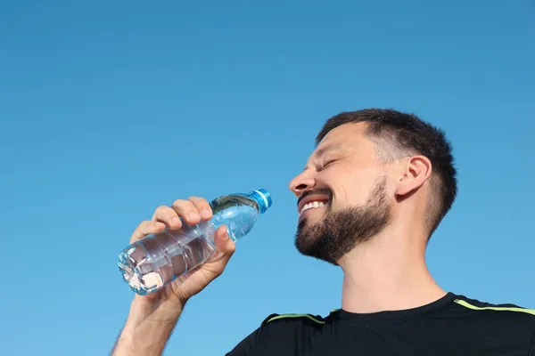 Happy Man Drinking Water Blue Sky Hot Summer Day Refreshing — Stock Photo, Image