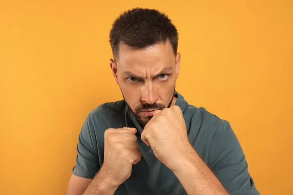 Man Ready Fight Orange Background — Stock Photo, Image