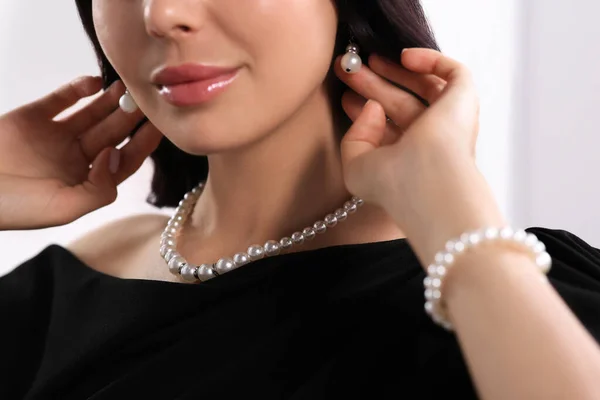 Giovane Donna Che Indossa Gioielli Perle Eleganti All Interno Primo — Foto Stock