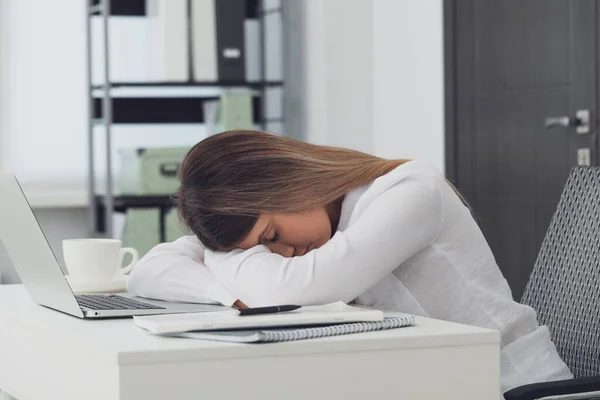 Ofiste Uyuyan Yorgun Genç Kadın — Stok fotoğraf