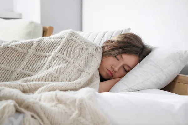 Mujer Joven Cansada Durmiendo Cama Interior — Foto de Stock