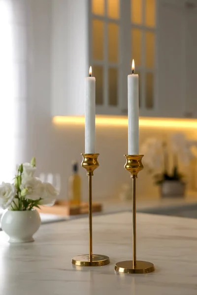 Paar Schöne Goldene Leuchter Auf Weißem Marmortisch Der Küche — Stockfoto