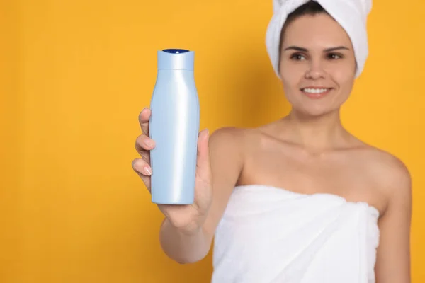 Beautiful Young Woman Holding Bottle Shampoo Orange Background Focus Hand — Stock Photo, Image