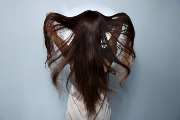 Modelka Silnymi Zdrowymi Włosami Pozowanie Studio Widok Tyłu — Zdjęcie stockowe