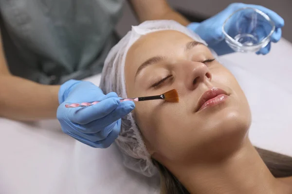Cosmetoloog Brengt Chemisch Peeling Product Aan Het Gezicht Van Klant — Stockfoto