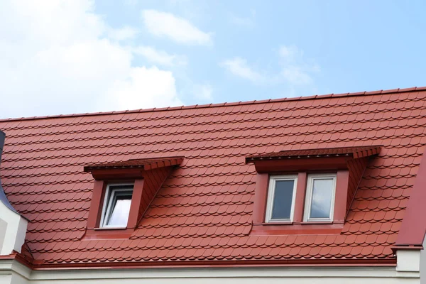 Blick Auf Schönes Haus Mit Braunem Dach Gegen Bewölkten Himmel — Stockfoto