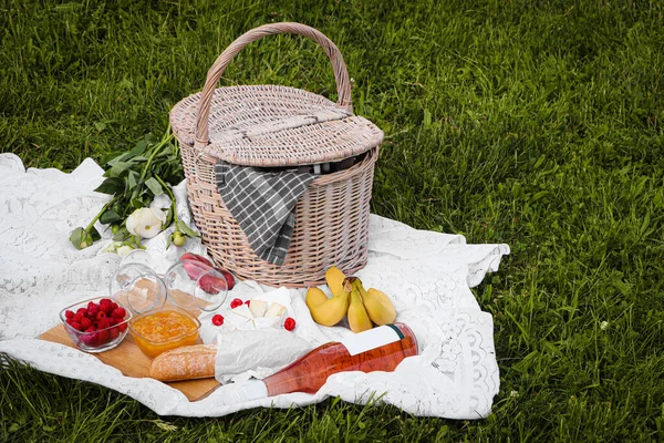 Picnic Blanket Tasty Food Flowers Basket Cider Green Grass Outdoors — Stockfoto