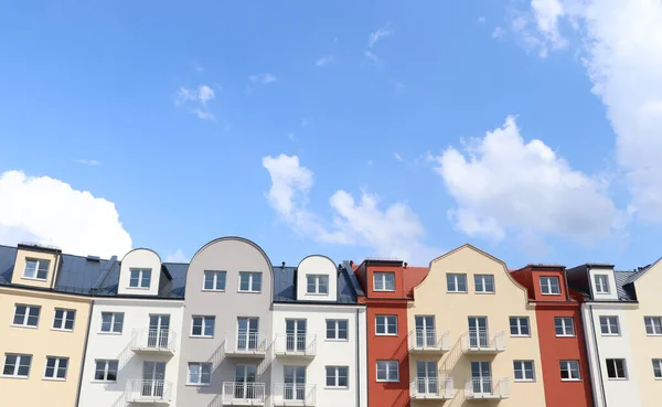 Vacker Utsikt Över Moderna Hus Mot Blå Himmel — Stockfoto