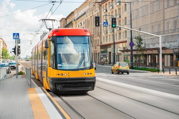 Şehirde Tramvay Yolda Toplu Taşıma — Stok fotoğraf