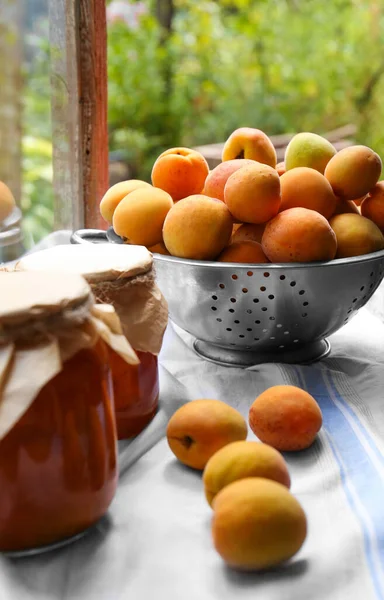 Heerlijke Rijpe Abrikozen Met Potjes Zelfgemaakte Jam Tafel Bij Het — Stockfoto