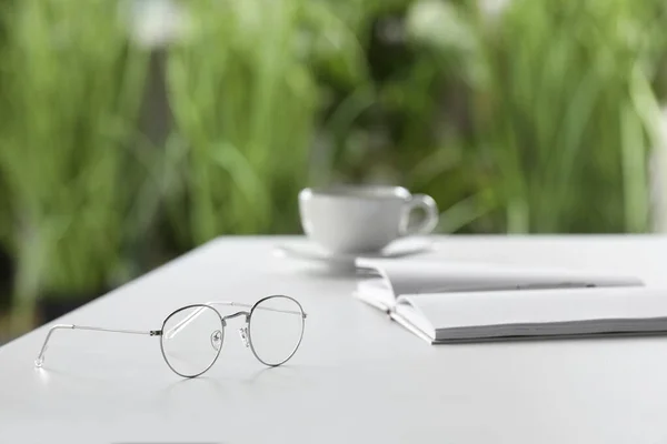 Occhiali Eleganti Notebook Tavolo Bianco Casa — Foto Stock