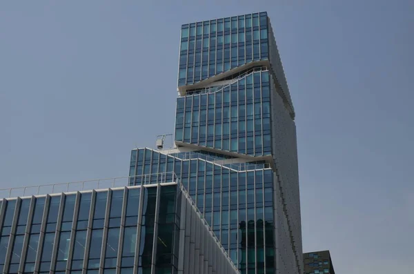 Utsidan Vackra Moderna Skyskrapa Mot Blå Himmel — Stockfoto